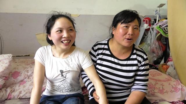 一揹就是14年！女孩6歲無法行走「趴媽媽背上求學」　立志扭轉命運「高分上頂尖大學」回報母愛