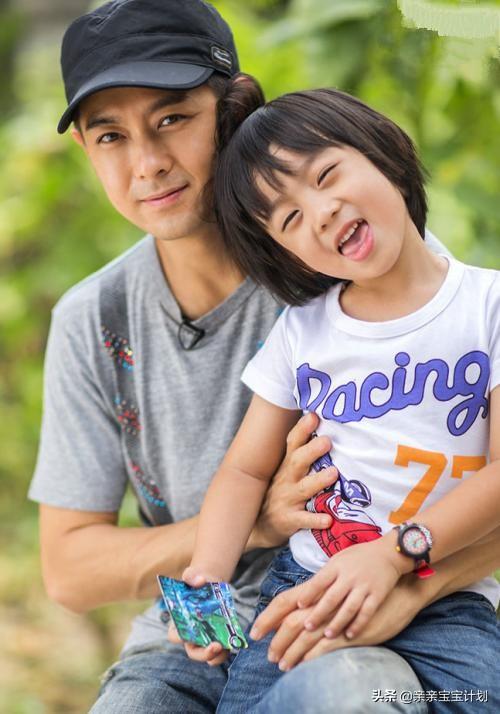 小天使長大了！《爸爸去哪兒》Cindy「暴風抽高」超過田亮肩膀　「身高直逼170」網讚翻：模特兒基因