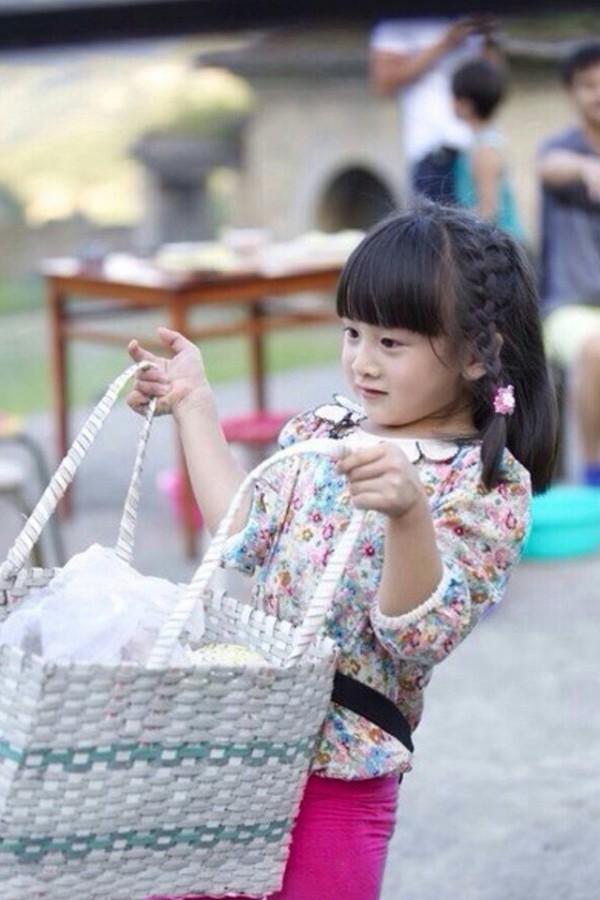 小天使長大了！《爸爸去哪兒》Cindy「暴風抽高」超過田亮肩膀　「身高直逼170」網讚翻：模特兒基因