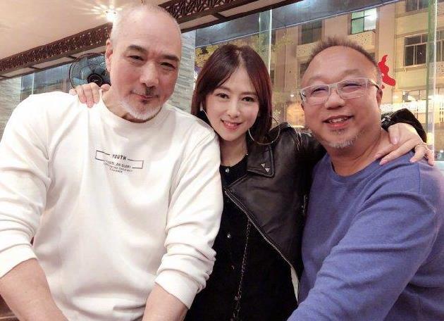 52歲翁虹與好友聚會「皮衣配短髮亮麗有型」　年近70老演員「罕見同框合影」勾起無數回憶