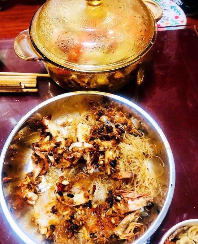 52歲翁虹與好友聚會「皮衣配短髮亮麗有型」　年近70老演員「罕見同框合影」勾起無數回憶