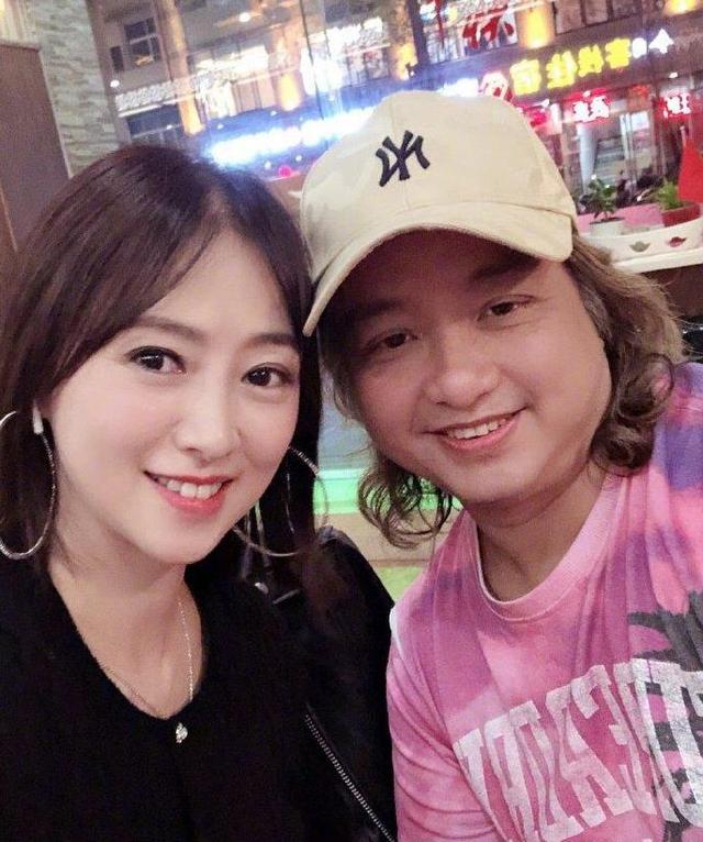 52歲翁虹與好友聚會「皮衣配短髮亮麗有型」　年近70老演員「罕見同框合影」勾起無數回憶