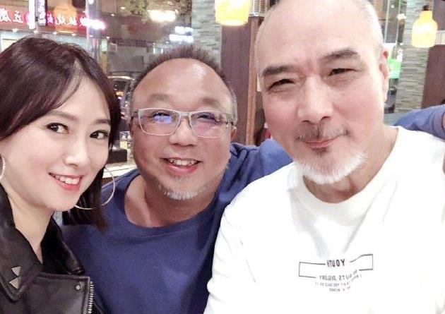 52歲翁虹與好友聚會「皮衣配短髮亮麗有型」　年近70老演員「罕見同框合影」勾起無數回憶