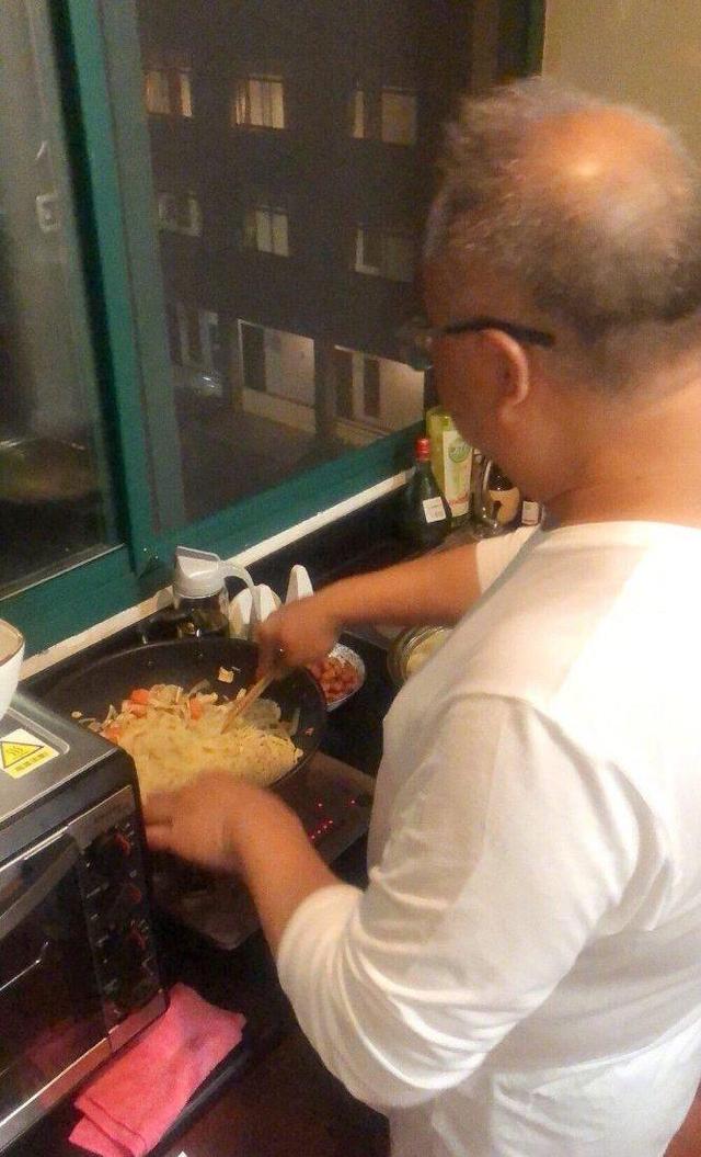 52歲翁虹與好友聚會「皮衣配短髮亮麗有型」　年近70老演員「罕見同框合影」勾起無數回憶