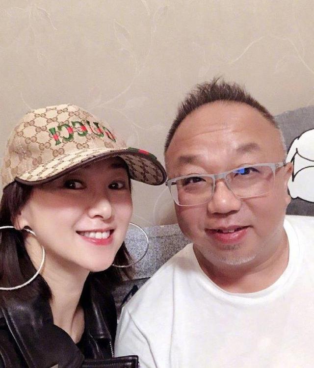 52歲翁虹與好友聚會「皮衣配短髮亮麗有型」　年近70老演員「罕見同框合影」勾起無數回憶