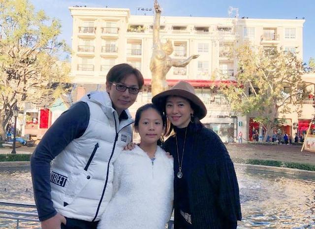 52歲翁虹與好友聚會「皮衣配短髮亮麗有型」　年近70老演員「罕見同框合影」勾起無數回憶