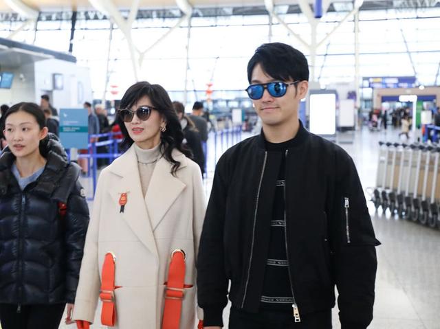 趙雅芝母子現身機場!「微捲長髮配素色大衣」散發優雅氣質 帥兒「一身黑衣配墨鏡」護花功力不輸老爸