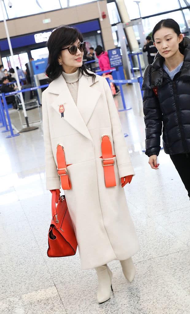 趙雅芝母子現身機場!「微捲長髮配素色大衣」散發優雅氣質 帥兒「一身黑衣配墨鏡」護花功力不輸老爸
