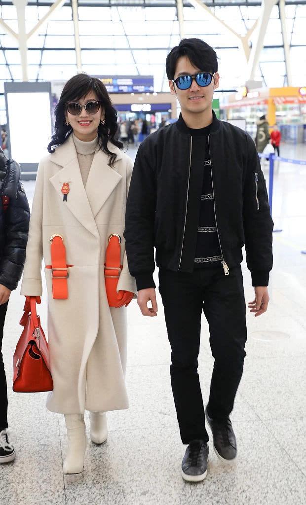趙雅芝母子現身機場!「微捲長髮配素色大衣」散發優雅氣質 帥兒「一身黑衣配墨鏡」護花功力不輸老爸