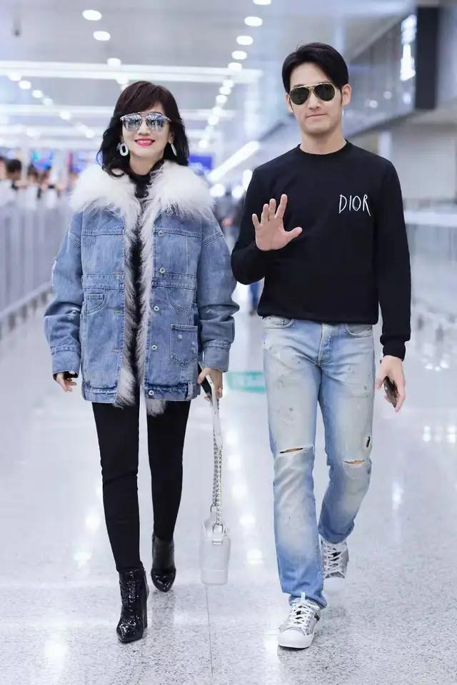 趙雅芝母子現身機場!「微捲長髮配素色大衣」散發優雅氣質 帥兒「一身黑衣配墨鏡」護花功力不輸老爸