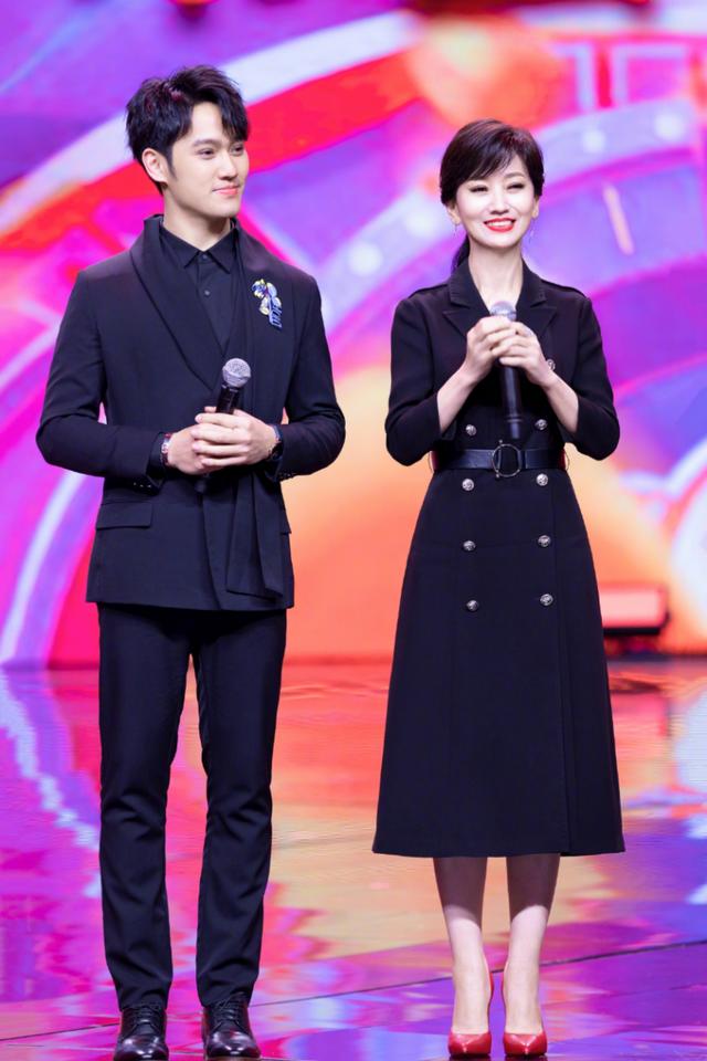 趙雅芝母子現身機場!「微捲長髮配素色大衣」散發優雅氣質 帥兒「一身黑衣配墨鏡」護花功力不輸老爸