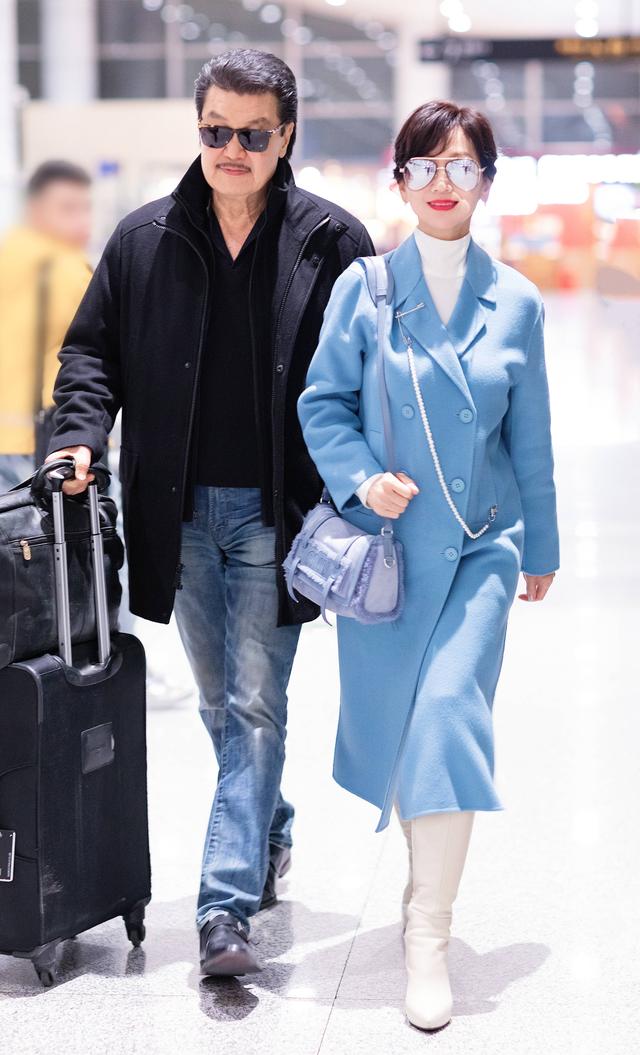 趙雅芝母子現身機場!「微捲長髮配素色大衣」散發優雅氣質 帥兒「一身黑衣配墨鏡」護花功力不輸老爸
