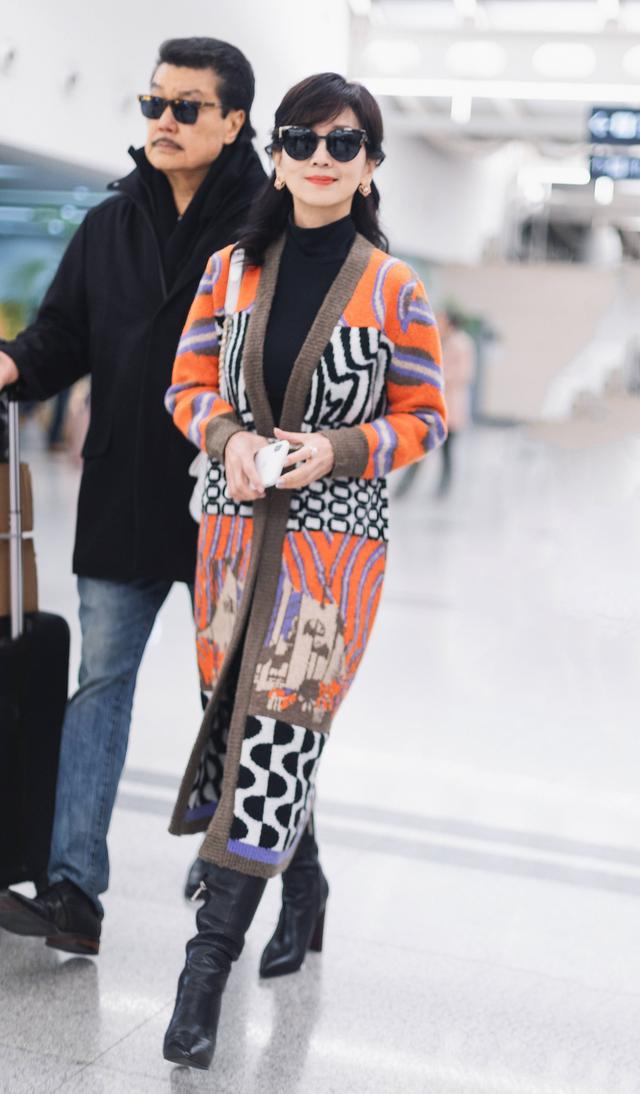 趙雅芝母子現身機場!「微捲長髮配素色大衣」散發優雅氣質 帥兒「一身黑衣配墨鏡」護花功力不輸老爸