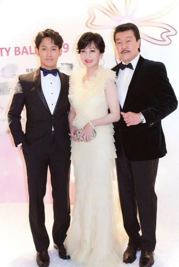 趙雅芝母子現身機場!「微捲長髮配素色大衣」散發優雅氣質 帥兒「一身黑衣配墨鏡」護花功力不輸老爸