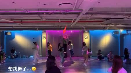 章子怡繼女站C位「撩髮扭腰甩頭」舞力全開　曬自拍反差萌「娃娃臉清秀甜美」多才多藝