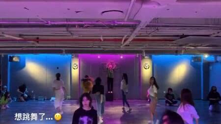 章子怡繼女站C位「撩髮扭腰甩頭」舞力全開　曬自拍反差萌「娃娃臉清秀甜美」多才多藝