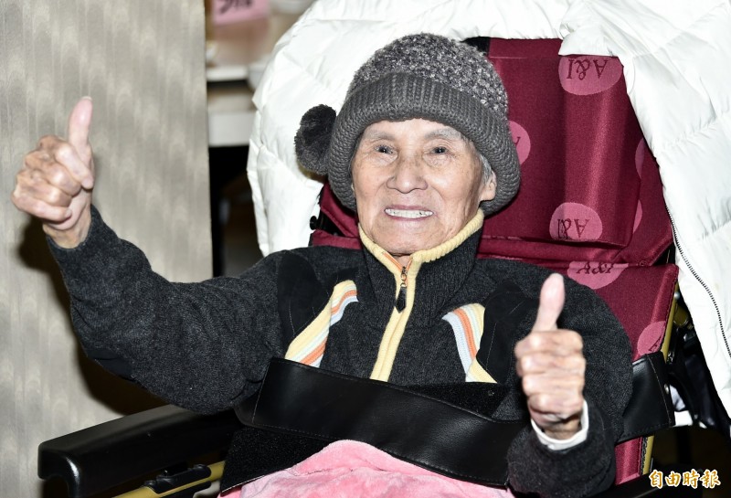 文夏昏迷後首亮相！「坐輪椅代步」精神抖擻比手勢　隔3個月開金嗓燦笑：92歲人生才剛開始