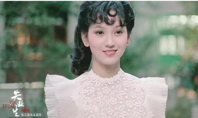 趙雅芝母子現身機場!「微捲長髮配素色大衣」散發優雅氣質 帥兒「一身黑衣配墨鏡」護花功力不輸老爸