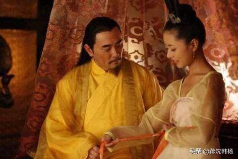 宰相夫人走後，皇帝：朕的寵妃賜給你，他大喜謝恩卻不知「綠光罩頂」有苦難言