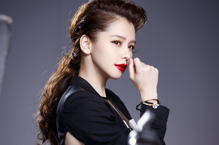 基因太強大！徐若瑄曬出5歲兒子「帥氣證件照」，兩人五官太神似被懷疑： 拿媽媽照片修的吧 