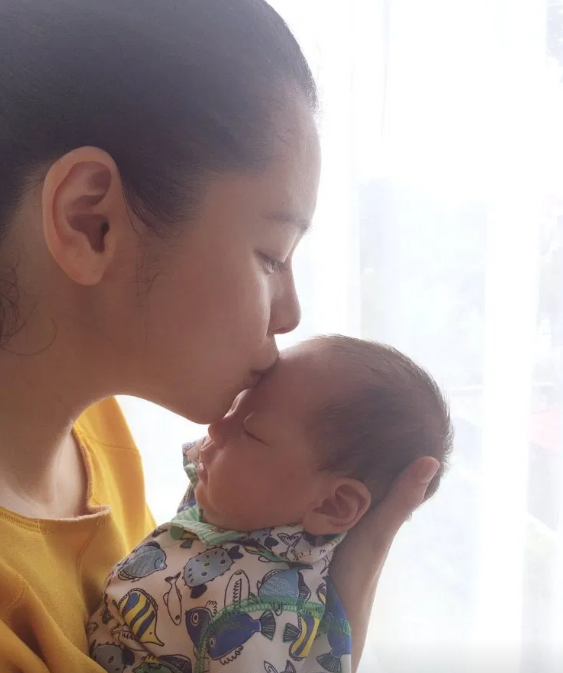 基因太強大！徐若瑄曬出5歲兒子「帥氣證件照」，兩人五官太神似被懷疑： 拿媽媽照片修的吧 