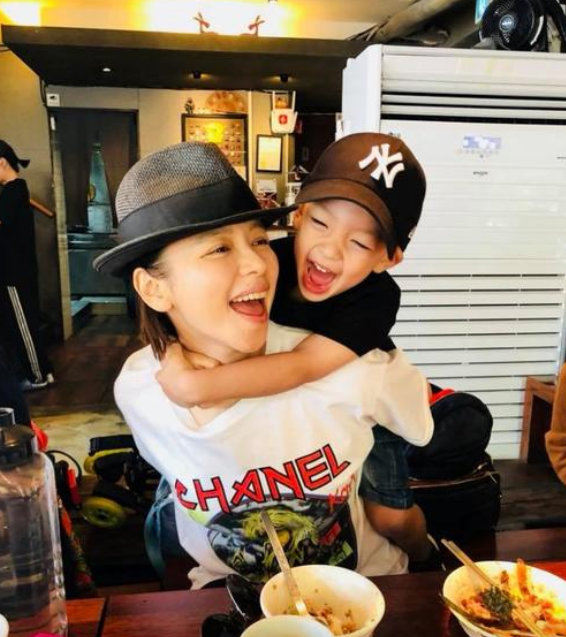 基因太強大！徐若瑄曬出5歲兒子「帥氣證件照」，兩人五官太神似被懷疑： 拿媽媽照片修的吧 