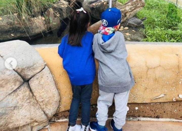 基因太強大！徐若瑄曬出5歲兒子「帥氣證件照」，兩人五官太神似被懷疑： 拿媽媽照片修的吧 