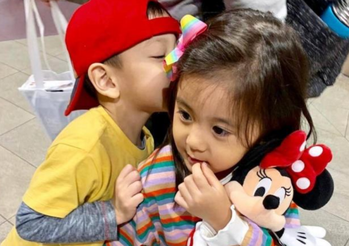 基因太強大！徐若瑄曬出5歲兒子「帥氣證件照」，兩人五官太神似被懷疑： 拿媽媽照片修的吧 