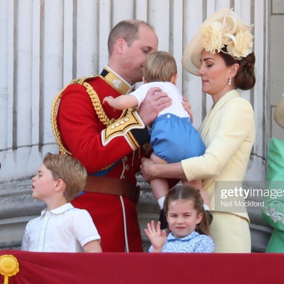 英王室劍橋兄弟「撒嬌求抱抱」瞬間：小兒子路易最愛黏爸爸，哥哥喬治帥氣與可愛兼具