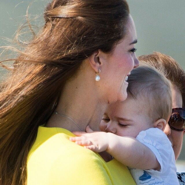 英王室劍橋兄弟「撒嬌求抱抱」瞬間：小兒子路易最愛黏爸爸，哥哥喬治帥氣與可愛兼具