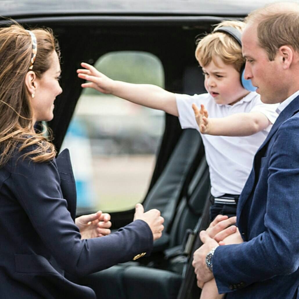 英王室劍橋兄弟「撒嬌求抱抱」瞬間：小兒子路易最愛黏爸爸，哥哥喬治帥氣與可愛兼具