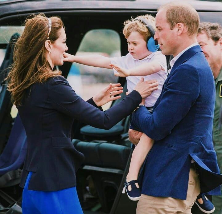 英王室劍橋兄弟「撒嬌求抱抱」瞬間：小兒子路易最愛黏爸爸，哥哥喬治帥氣與可愛兼具