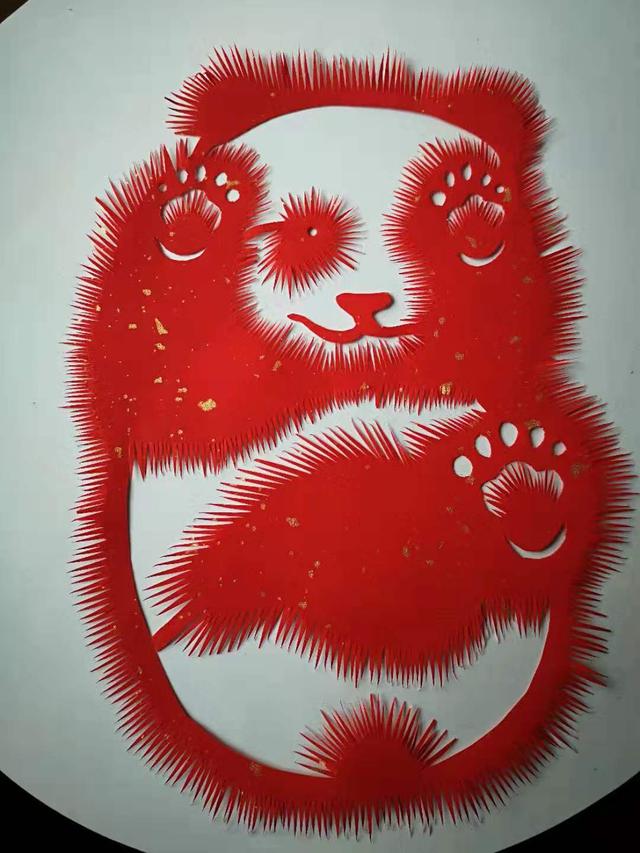 代代相傳好手藝！巧婦「用剪紙作畫」工法細膩分明　新年賀歲「365個福字連成一幅畫」：天天都幸福