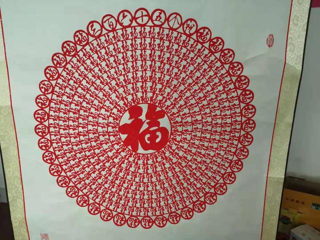 代代相傳好手藝！巧婦「用剪紙作畫」工法細膩分明　新年賀歲「365個福字連成一幅畫」：天天都幸福