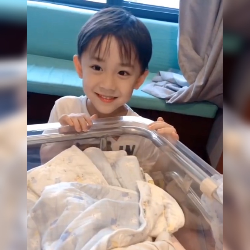 長大後不得了！高顏值小哥哥照顧弟弟火了，明明喜歡卻故作嫌棄   網友：求同款哥哥