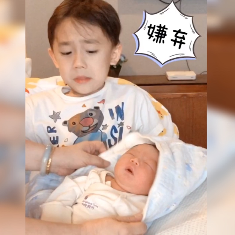 長大後不得了！高顏值小哥哥照顧弟弟火了，明明喜歡卻故作嫌棄   網友：求同款哥哥
