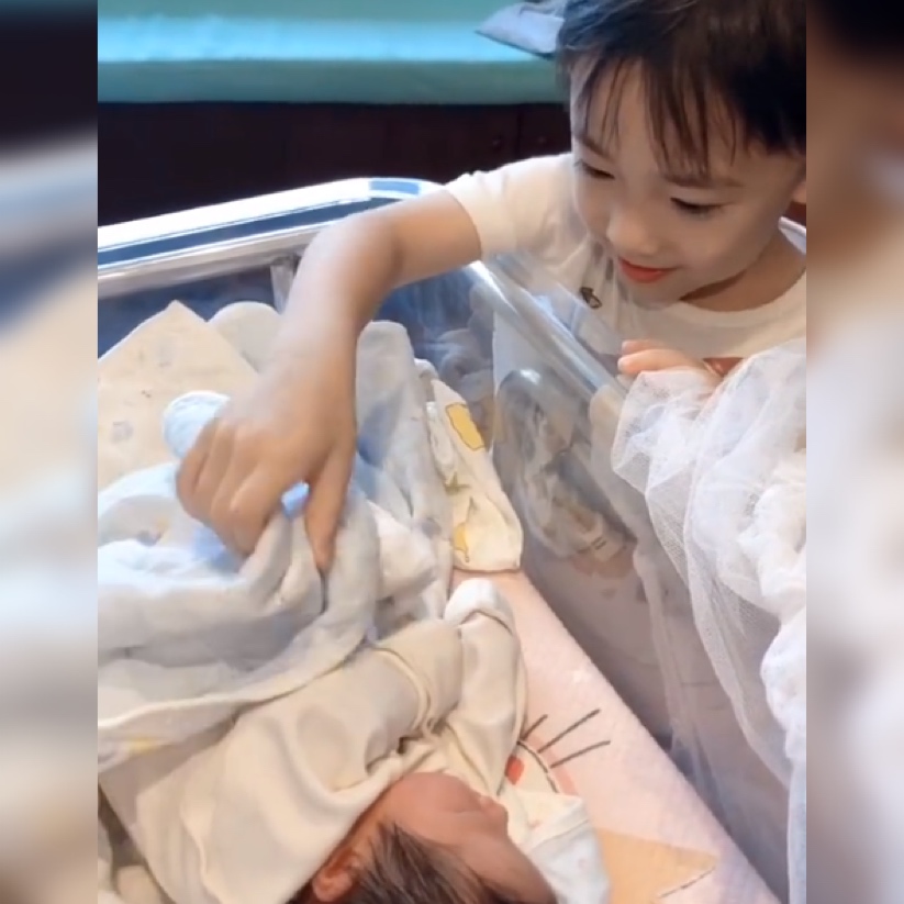 長大後不得了！高顏值小哥哥照顧弟弟火了，明明喜歡卻故作嫌棄   網友：求同款哥哥