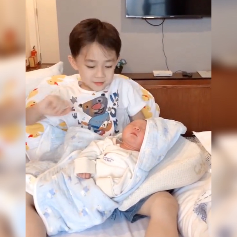 長大後不得了！高顏值小哥哥照顧弟弟火了，明明喜歡卻故作嫌棄   網友：求同款哥哥