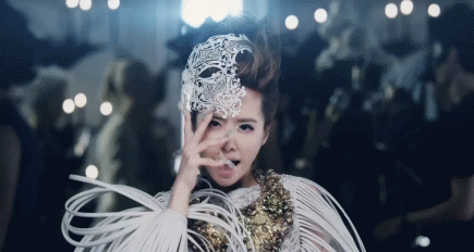 蔡依林現身機場「穿羽絨服配喇叭褲」低調有型　156公分小個子「視覺身高170」靠穿搭成完美比例