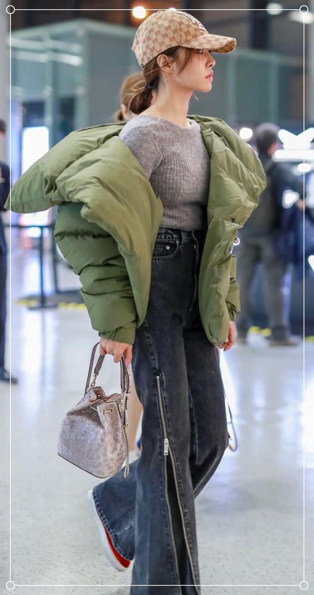 蔡依林現身機場「穿羽絨服配喇叭褲」低調有型　156公分小個子「視覺身高170」靠穿搭成完美比例