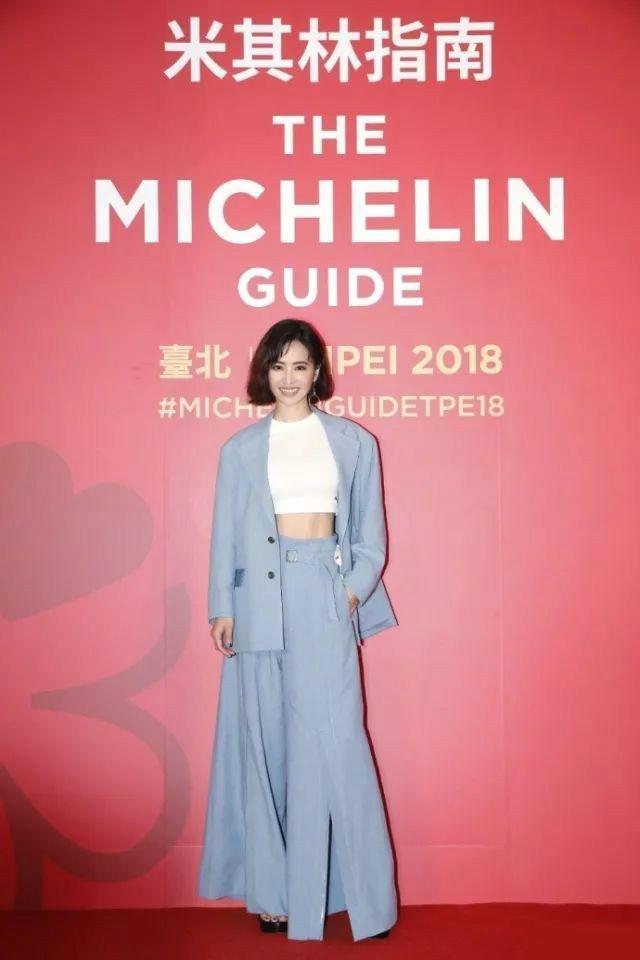 蔡依林現身機場「穿羽絨服配喇叭褲」低調有型　156公分小個子「視覺身高170」靠穿搭成完美比例