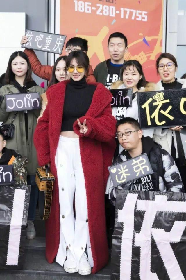 蔡依林現身機場「穿羽絨服配喇叭褲」低調有型　156公分小個子「視覺身高170」靠穿搭成完美比例