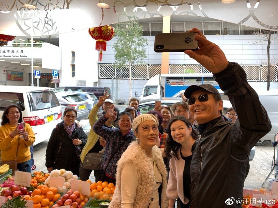 毫無明星架子!汪明荃逛年貨大街「巧遇周潤發」 發哥「親自掌鏡與路人合影」熱情親民