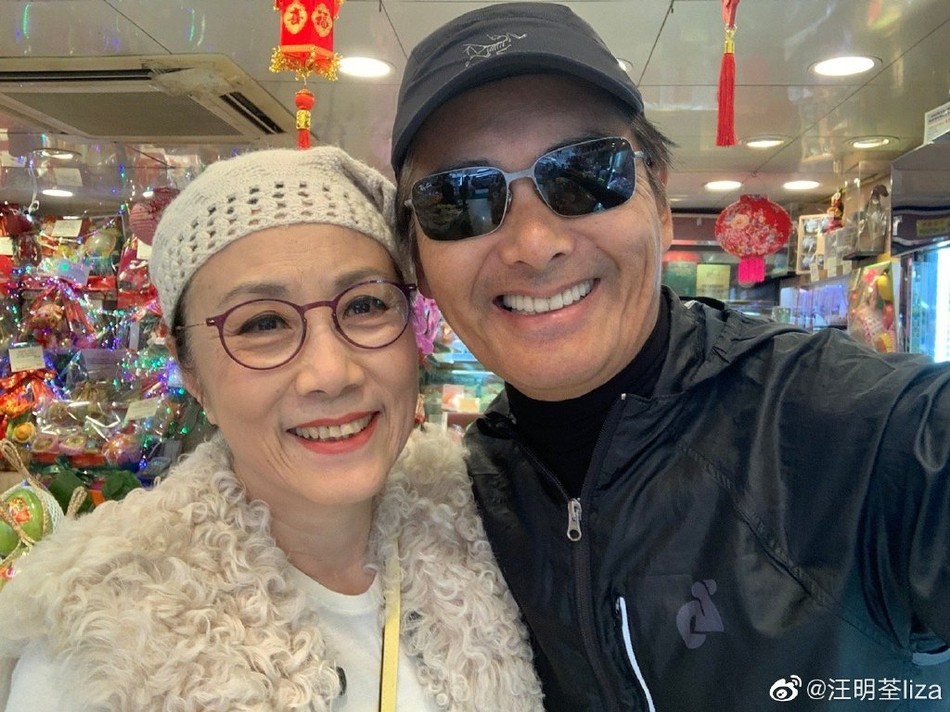 毫無明星架子!汪明荃逛年貨大街「巧遇周潤發」 發哥「親自掌鏡與路人合影」熱情親民