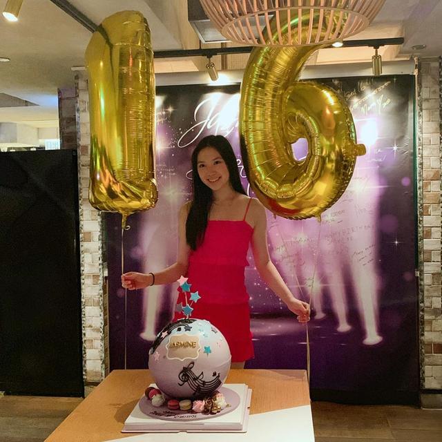 甄子丹愛女16歲慶生！「五官精緻身材苗條」複製爸媽美貌　回顧童年照片靈巧可愛「轉型成熟高雅風」