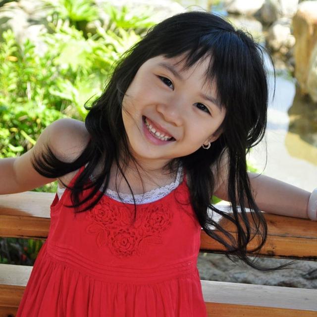 甄子丹愛女16歲慶生！「五官精緻身材苗條」複製爸媽美貌　回顧童年照片靈巧可愛「轉型成熟高雅風」