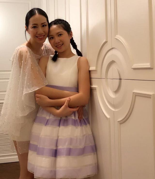 甄子丹愛女16歲慶生！「五官精緻身材苗條」複製爸媽美貌　回顧童年照片靈巧可愛「轉型成熟高雅風」