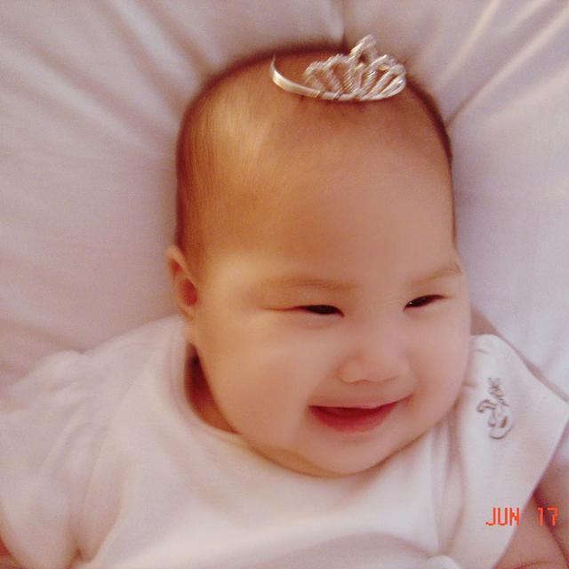 甄子丹愛女16歲慶生！「五官精緻身材苗條」複製爸媽美貌　回顧童年照片靈巧可愛「轉型成熟高雅風」