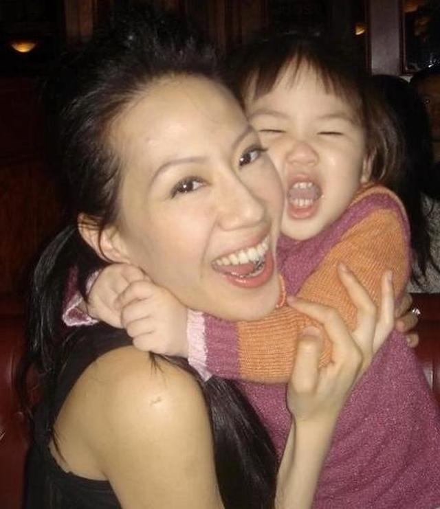 甄子丹愛女16歲慶生！「五官精緻身材苗條」複製爸媽美貌　回顧童年照片靈巧可愛「轉型成熟高雅風」