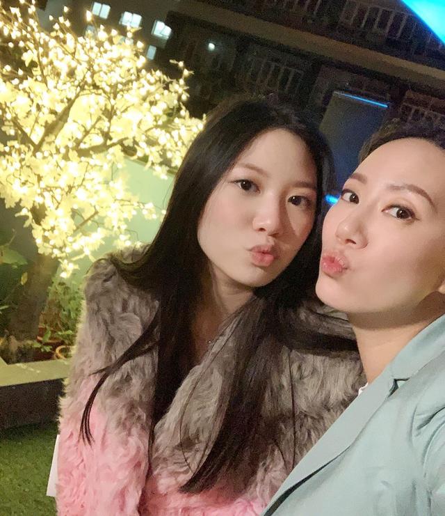 甄子丹愛女16歲慶生！「五官精緻身材苗條」複製爸媽美貌　回顧童年照片靈巧可愛「轉型成熟高雅風」